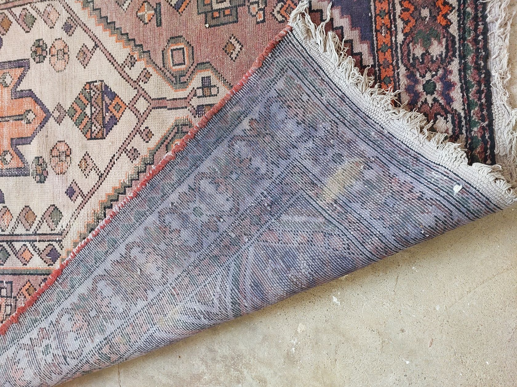 Old carpet(سجادة قديمة)